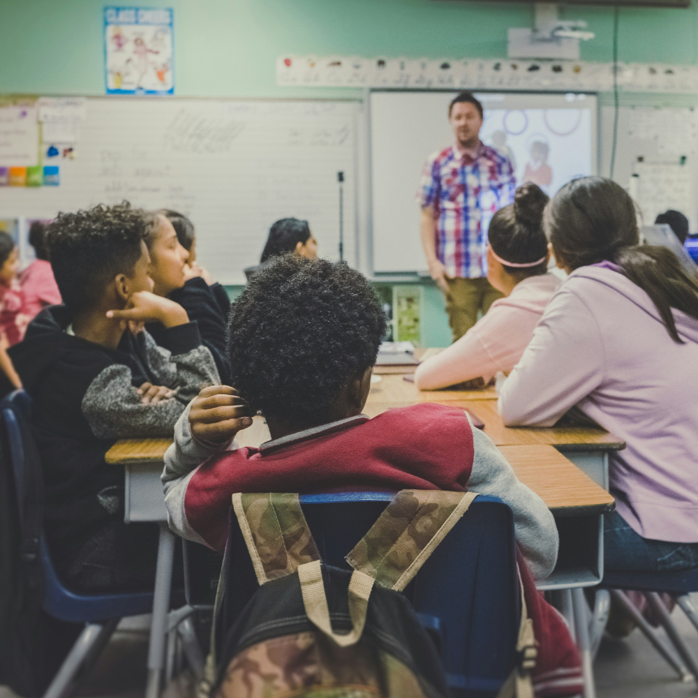 Intervenant animant dans une classe.